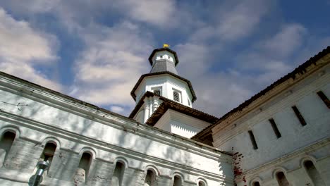 Auferstehungskloster-gegen-den-Himmel-ist-ein-großes-Kloster-der-Russisch-Orthodoxen-Kirche-in-der-Region-Moskau,-Russland