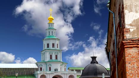 Auferstehungskloster-gegen-den-Himmel-ist-ein-großes-Kloster-der-Russisch-Orthodoxen-Kirche-in-der-Region-Moskau,-Russland