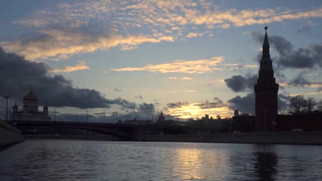 vista-panorámica-del-río-Moscú-al-atardecer-Dolly-Shot