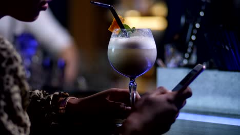 Alleine-Frau-trinken,-Vernetzung-am-Telefon-an-der-Bar