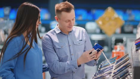 Couple-at-tech-store-looking-for-a-new-mobile-phone