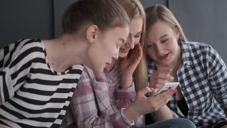 Las-adolescentes-que-se-divierten-viendo-contenido-multimedia-en-el-teléfono-móvil