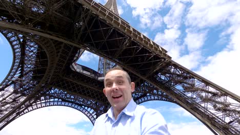 Mann-macht-Selfie-mit-Blick-auf-Eiffelturm-in-Paris-in-4k-Zeitlupe-60fps