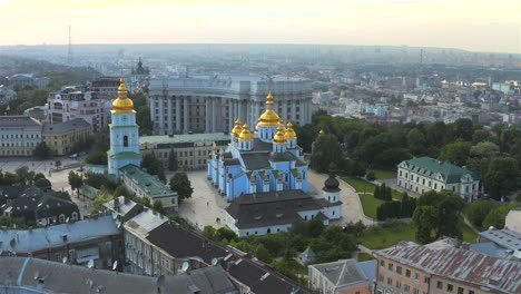 Vista-aérea-de-la-Catedral-de-San-Miguel-y-el-Ministerio-de-Asuntos-Exteriores,-Kiev