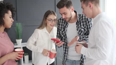 Equipo-de-negocios-disfrutando-de-contenido-multimedia-en-el-teléfono-móvil