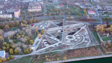 Sitio-de-construcción-en-la-vista-aérea-de-la-ciudad