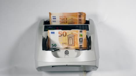 Counting-device-checks-euro-banknotes-automatically.