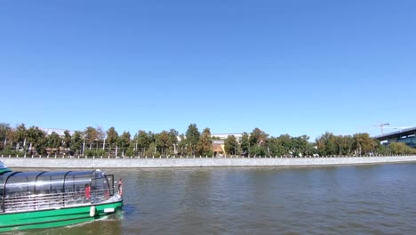 Pleasure-boat-on-the-Moscow-river