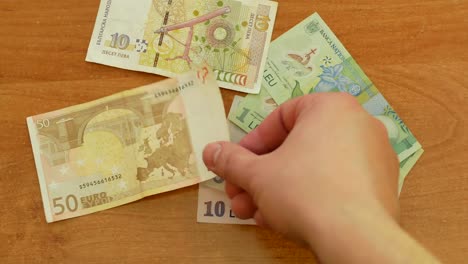 Hand-verteilt-Euro-Geld-auf-dem-Schreibtisch