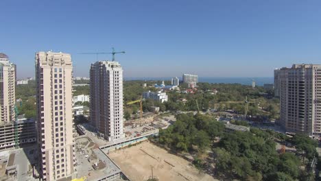 Timelapse,-el-trabajo-de-grúas-en-una-obra-de-construcción