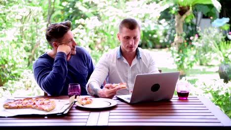 Gay-couple-having-pizza-for-lunch.-Providing-guideline.