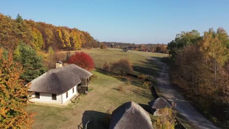 Casas-de-pueblo-bajo-techo-de-paja.