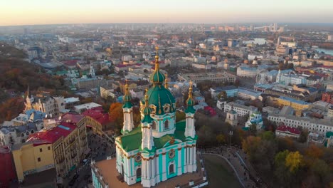 Vuela-alrededor-de-la-Iglesia-de-San-Andrés-en-Kiev,-Ucrania