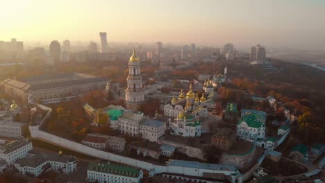 Luftaufnahme-bei-Sonnenaufgang-der-Kiew-Pechersk-Lavra