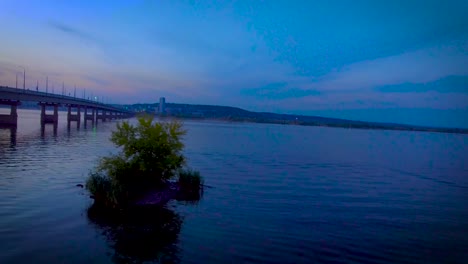 Autos-auf-der-Abendbrücke