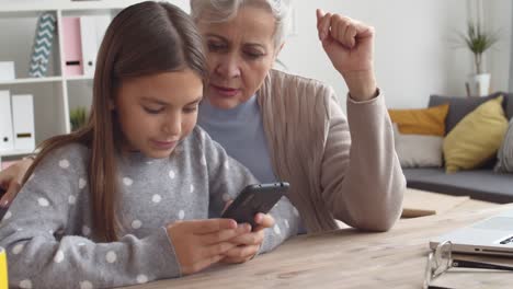 Abuela-y-nieto-usando-el-teléfono