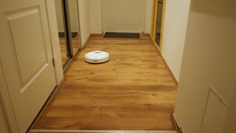 Robot-vacuum-cleaner-removes-the-hallway-time-lapse