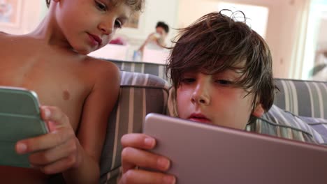 Niños-sosteniendo-tabletas-y-jugando-videojuegos