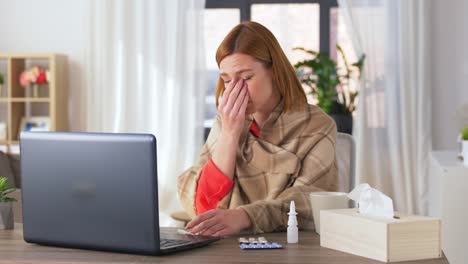 kranke-Frau-mit-Videoanruf-auf-Laptop-zu-Hause