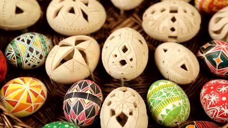 Ostereier-ins-Rollen-um-Text-Frohe-Ostern