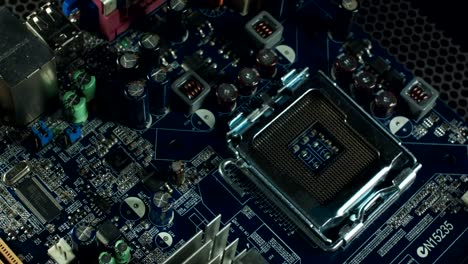 Memory-slots-auf-motherboard-mit-chipset-und-LAN-Anschluss