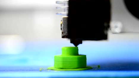 3D-printer-prints-from-the-plastic-figure-in-the-form-bolt