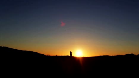 Mann-und-Frau-stehen-umfassende-bei-Sonnenuntergang-Himmel-abhebt.-Paar-verliebt-küssen-auf-Hügel-im-Freien-zu-halten.-Liebe-Einheit-miteinander-Beziehung-Konzept