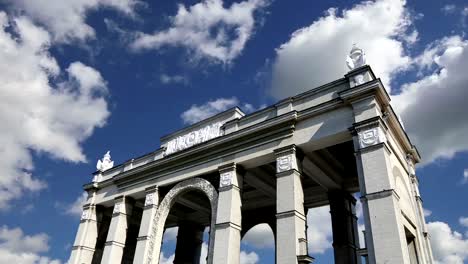 Landmarks-in-the-territory-of-VDNKh-(All-Russia-Exhibition-Centre,-también-llamado-All-Russian-Exhibition-Center)-es-una-feria-comercial-permanente-de-propósito-general-en-Moscú,-Rusia.