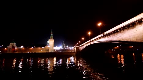 Moskauer-Kreml-in-der-Nacht-und-Brücke-über-den-Fluss