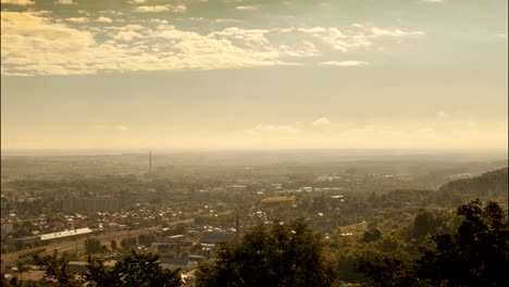 Timelapse-de-la-mañana-en-la-ciudad-con-las-nubes-en-movimiento.-Los-rayos-de-sol-de-la-mañana.-Lviv,-Ucrania.