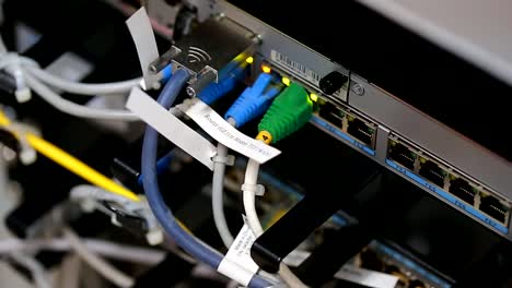 Technologie-Zentrum-Netzwerk-Serverraum-mit-Netzwerk-Kabel.