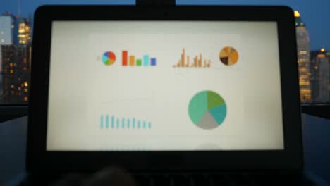 Computer-Bildschirm-mit-Business-Chart-und-Stadtbild-Hintergrund.-Starten-Sie-Enterprise-Arbeit-Wachstumserfolg-Finanzindustrie