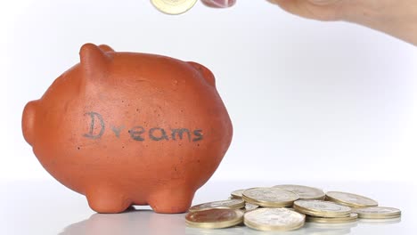 Frau-in-einer-traditionellen-Ton-Piggy-Bank-Geld-zu-sparen,-Träume-zu-verwirklichen