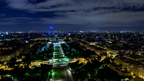 Nacht-Zeitraffer-Luftaufnahme-der-Stadt-Paris-und-Marsfeld-erschossen-auf-der-Oberseite-Eiffelturm