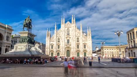 Die-berühmten-Mailänder-Dom-Timelapse-Hyperlapse-und-Denkmal-für-Victor-Emmanuel-II-auf-der-Piazza-del-Duomo-in-Mailand,-Italien