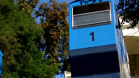 Dos-cabinas-móviles-de-transporte-funicular,-público-de-Zagreb,-famosa-atracción