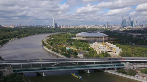 Russlands-sonniger-Tag-Moskau-Fluss-Stadtbild-Luzniki-Stadion-aerial-Panorama-4k