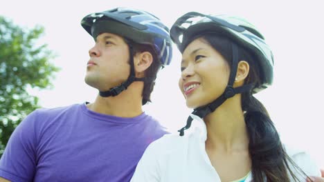 Asiatisch-Chinesisch-männliche-weibliche-Pärchen-Radfahren-im-freien-zusammen