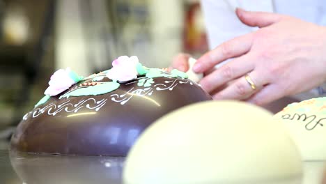 Ostern-Schokoladeneier-Hände-Konditor-dekorieren