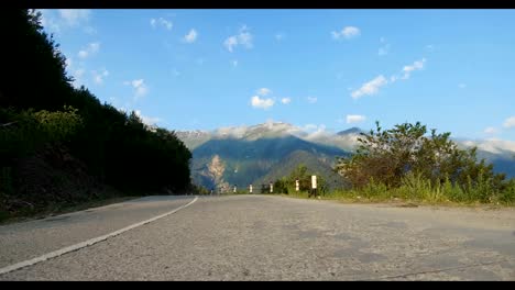 Straße-nach-Mestia-Ushguli-Dorf-Georgien