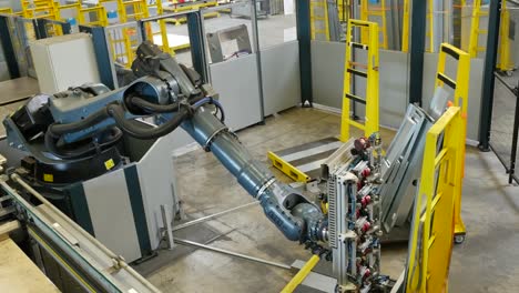 Roboterarm-in-einer-Metallfabrik-holt-Metallplatten