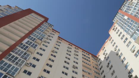 modernes-Gebäude-Wohnungen---Wohnungen---Balkon---Windows---blauen-Himmel.