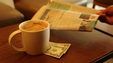 Café-dinero-concepto-de-negocio-en-la-mañana