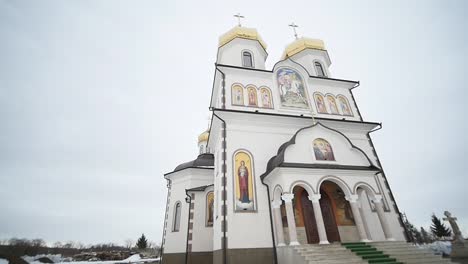 Neue-orthodoxe-Kirche-in-der-Ukraine-mit-weißen-Wänden-und-goldenen-Kuppeln