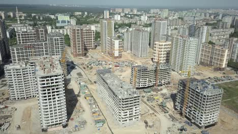 Vista-aérea.-Construcción-de-un-moderno-barrio-con-infraestructura-desarrollada-y-apartamentos-residenciales.-Un-sitio-de-construcción-con-grúas-y-edificios-altos.-Venta-y-alquiler-de-bienes-inmuebles