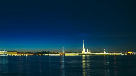 Panorama-der-Peter--und-Paul-Fortress-in-St.-Petersburg-bei-Nacht.-Timelapse