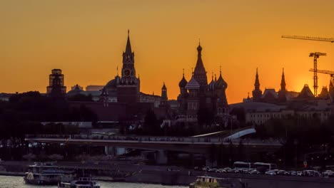 Kremlin-de-Moscú,-Catedral-de-San-Basilio-y-Zaryadye-parque-con-puente-flotante-en-tarde-soleada