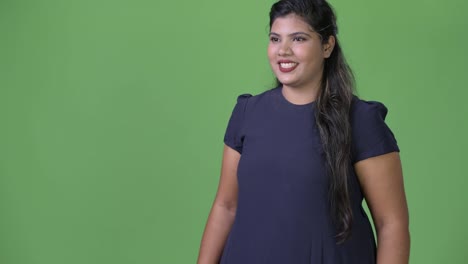 Joven-empresaria-India-hermosa-sobrepeso-sobre-fondo-verde