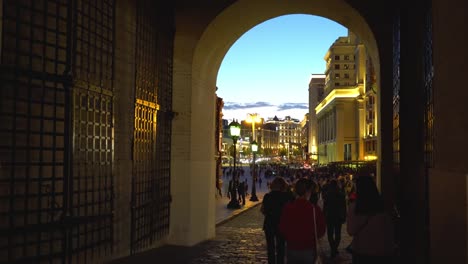 Red-Square,-Moscow,-Russia.-Night-walk-through-the-Voskresenskie-Vorota