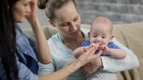 Weibliches-paar-verbringt-Zeit-mit-Baby-Boy